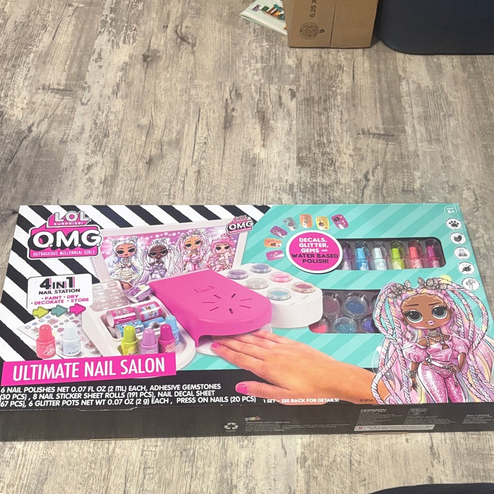 L.O.L. Surprise! OMG Ultimate Nail Salon - Pink and Purple